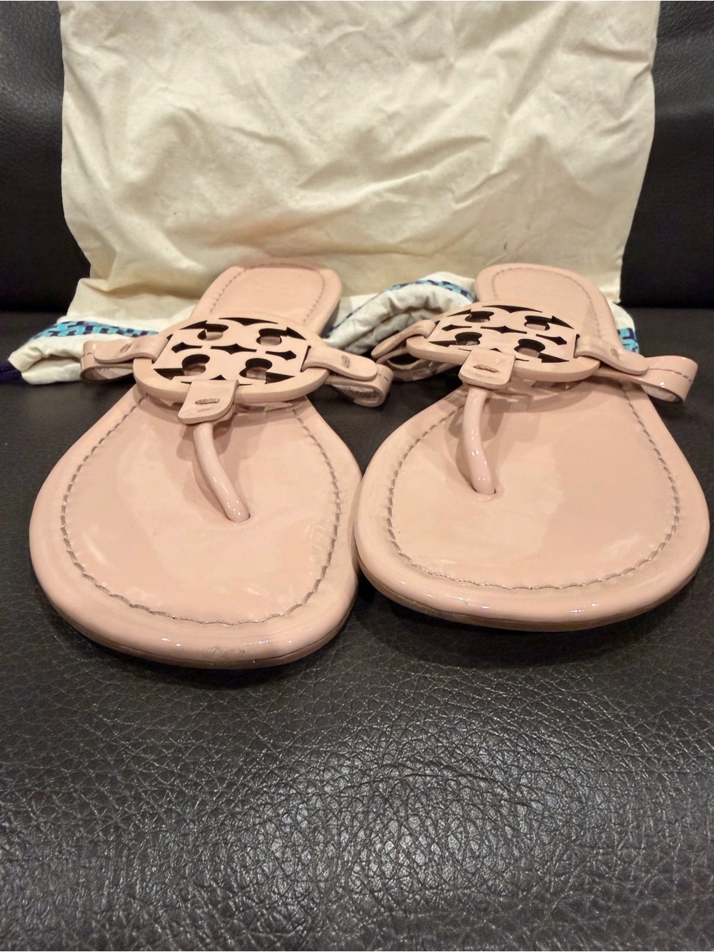 Tory Burch Pink Patent Leather Miller Logo Thong Sandals - Picture 4 of 5